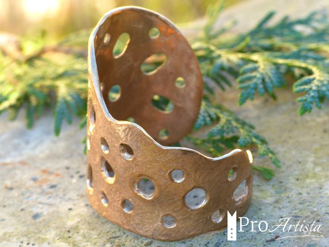 Bracelet manchette bronze léger et troué