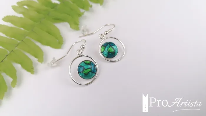 Boucles d'oreilles en émail sublimé de feuilles d'argent vert et turquoises. .