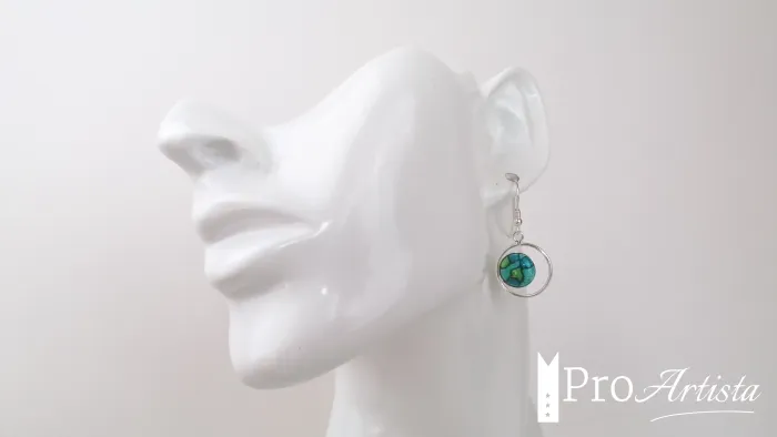 Boucles d'oreilles en émail sublimé de feuilles d'argent vert et turquoises. .
