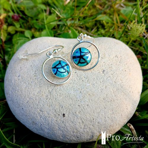 Boucles d'oreilles en émail sublimé de feuilles d'argent vert et turquoises. .