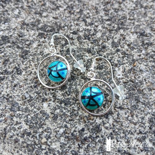 Boucles d'oreilles en émail sublimé de feuilles d'argent vert et turquoises. .